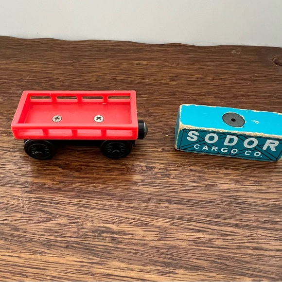 Thomas & Friends Wooden Railway Train Tank Red Cargo Car + Blue Sodor Cargo - Picture 4 of 6